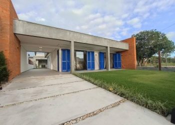 Casa à venda com 250m², 4 quartos, 4 suítes, 2 vagas no bairro Centro em Xangri-Lá