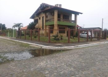 Casa à venda com 250m², 3 quartos, 1 suíte, 2 vagas no bairro Remanso em Xangri-Lá