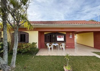 Casa para comprar ou alugar com 150m², 3 quartos, 1 suíte, 2 vagas no bairro Centro em Xangri-Lá