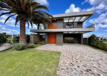 Casa em Condomínio à venda com 300m², 4 quartos, 4 suítes, 2 vagas no bairro Condomínio Enseada Lagos em Xangri-Lá