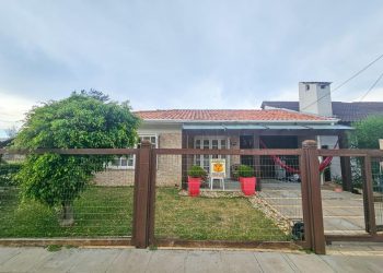 Casa à venda com 200m², 4 quartos, 2 suítes, 2 vagas no bairro Centro em Xangri-Lá