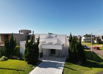 Casa em Condomínio à venda com 327m², 5 quartos, 5 suítes, 2 vagas no bairro Condomínio Enseada Lagos em Xangri-Lá