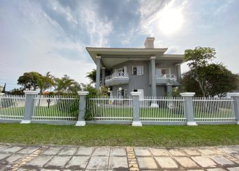 Casa para comprar ou alugar com 310m², 4 quartos, 4 suítes, 2 vagas no bairro Atlântida em Xangri-Lá