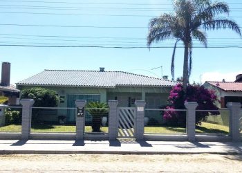 Casa à venda com 436m², 4 quartos, 2 suítes, 2 vagas no bairro Atlântida em Xangri-Lá