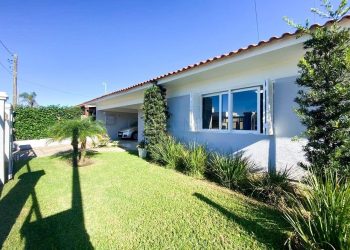 Casa para comprar ou alugar com 124m², 3 quartos, 1 suíte, 2 vagas no bairro Centro em Xangri-Lá