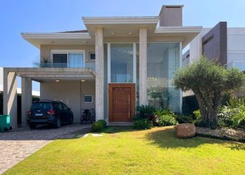 Casa em Condomínio à venda com 325m², 5 quartos, 5 suítes, 3 vagas no bairro Condomínio Enseada Lagos em Xangri-Lá