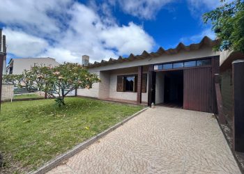 Casa à venda com 160m², 2 quartos, 2 vagas no bairro Rainha do Mar em Xangri-Lá