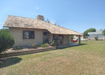 Casa à venda com 220m², 4 quartos, 1 suíte, 2 vagas no bairro Arpoador em Xangri-Lá