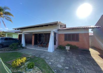 Casa à venda com 140m², 3 quartos, 1 suíte, 2 vagas no bairro Atlântida em Xangri-Lá