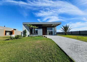 Casa em Condomínio à venda com 210m², 4 quartos, 4 suítes, 2 vagas no bairro Condomínio Riviera em Xangri-Lá