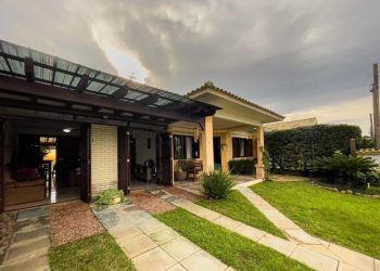 Casa à venda com 146m², 3 quartos, 1 suíte, 2 vagas no bairro Remanso em Xangri-Lá