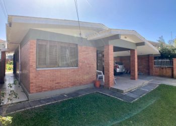 Casa para comprar ou alugar com 176m², 3 quartos, 2 vagas no bairro Centro em Xangri-Lá