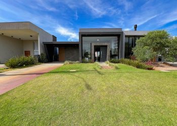 Casa em Condomínio à venda com 370m², 4 quartos, 4 suítes, 2 vagas no bairro Condomínio Riviera em Xangri-Lá