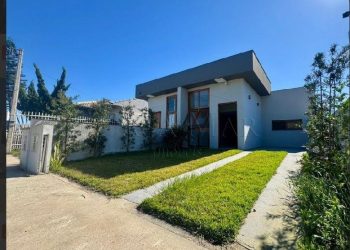 Casa à venda com 165m², 3 quartos, 1 suíte, 2 vagas no bairro Centro em Xangri-Lá