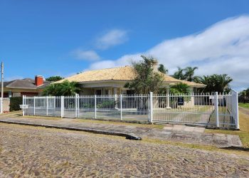 Casa à venda com 213m², 4 quartos, 1 suíte, 2 vagas no bairro Atlântida em Xangri-Lá