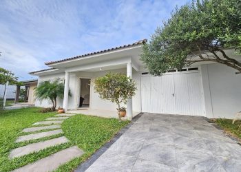 Casa à venda com 150m², 3 quartos, 1 suíte, 2 vagas no bairro Maristela em Xangri-Lá