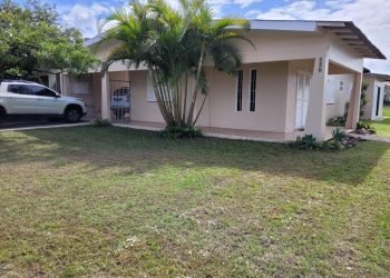 Casa à venda com 195m², 4 quartos, 1 suíte, 2 vagas no bairro Centro em Xangri-Lá