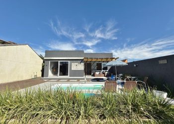 Casa à venda com 145m², 4 quartos, 2 suítes, 2 vagas no bairro Rainha do Mar em Xangri-Lá