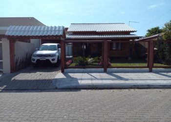 Casa à venda com 90m², 2 quartos, 3 vagas no bairro Centro em Xangri-Lá