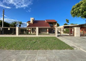 Casa à venda com 197m², 4 quartos, 2 suítes, 3 vagas no bairro Centro em Xangri-Lá