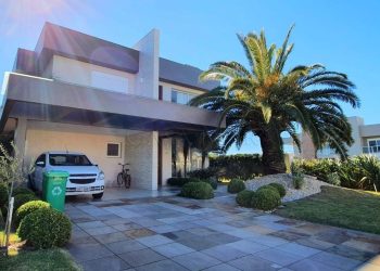 Casa em Condomínio à venda com 380m², 5 quartos, 5 suítes, 2 vagas no bairro Condomínio Enseada Lagos em Xangri-Lá