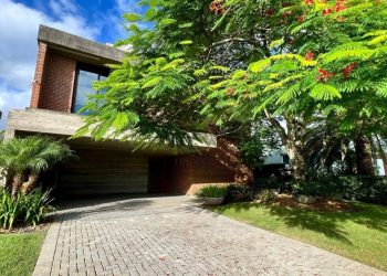 Casa em Condomínio à venda com 385m², 5 quartos, 5 suítes, 2 vagas no bairro Condomínio Enseada Lagos em Xangri-Lá