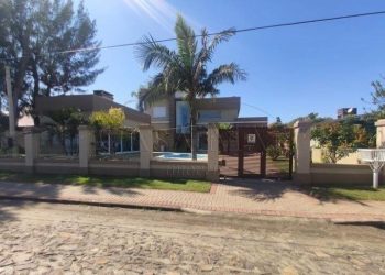 Casa à venda com 219m², 5 quartos, 5 suítes, 2 vagas no bairro Atlântida em Xangri-Lá