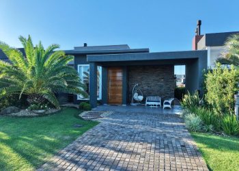 Casa em Condomínio à venda com 202m², 4 quartos, 4 suítes, 2 vagas no bairro Condomínio Riviera em Xangri-Lá