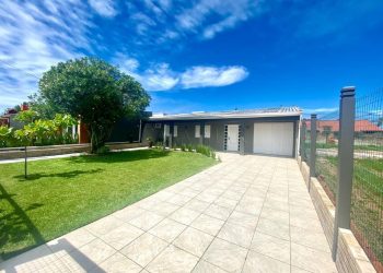 Casa para comprar ou alugar, 3 quartos, 1 suíte no bairro Centro em Xangri-Lá