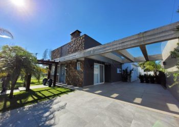 Casa à venda com 270m², 4 quartos, 4 suítes, 2 vagas no bairro Atlântida em Xangri-Lá