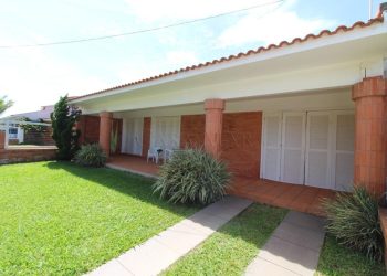 Casa para comprar ou alugar com 225m², 4 quartos, 2 vagas no bairro Centro em Xangri-Lá