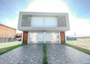 Casa à venda com 116m², 3 quartos, 1 suíte, 2 vagas no bairro Loteamento Santorini - Bairro Planejado em Xangri-Lá
