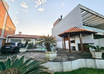 Casa à venda com 186m², 4 quartos, 1 suíte, 2 vagas no bairro Centro em Xangri-Lá