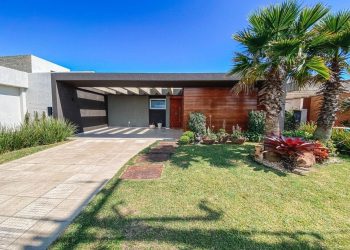 Casa em Condomínio à venda com 200m², 3 quartos, 3 suítes, 2 vagas no bairro Condomínio Riviera em Xangri-Lá