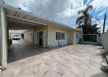 Casa à venda com 168m², 4 quartos, 1 suíte, 2 vagas no bairro Centro em Xangri-Lá