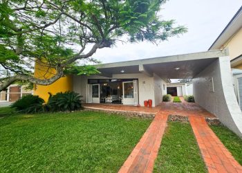 Casa à venda com 305m², 4 quartos, 1 suíte, 2 vagas no bairro Atlântida em Xangri-Lá