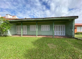 Casa à venda com 211m², 4 quartos, 1 suíte, 2 vagas no bairro Centro em Xangri-Lá