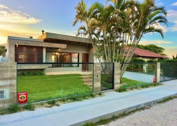 Casa à venda com 260m², 5 quartos, 4 suítes, 2 vagas no bairro Atlântida em Xangri-Lá