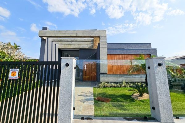 Casa à venda com 220m², 4 quartos, 2 suítes, 2 vagas no bairro Centro em Xangri-Lá - Foto 2