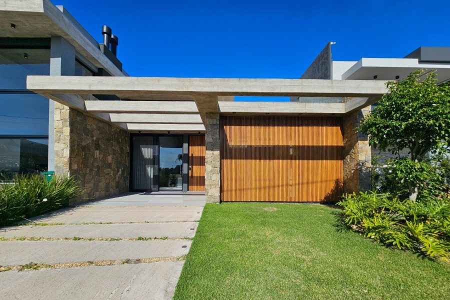 Casa em Condomínio à venda com 150m², 4 quartos, 4 suítes, 2 vagas no bairro Condomínio Sunset em Xangri-Lá - Foto 1