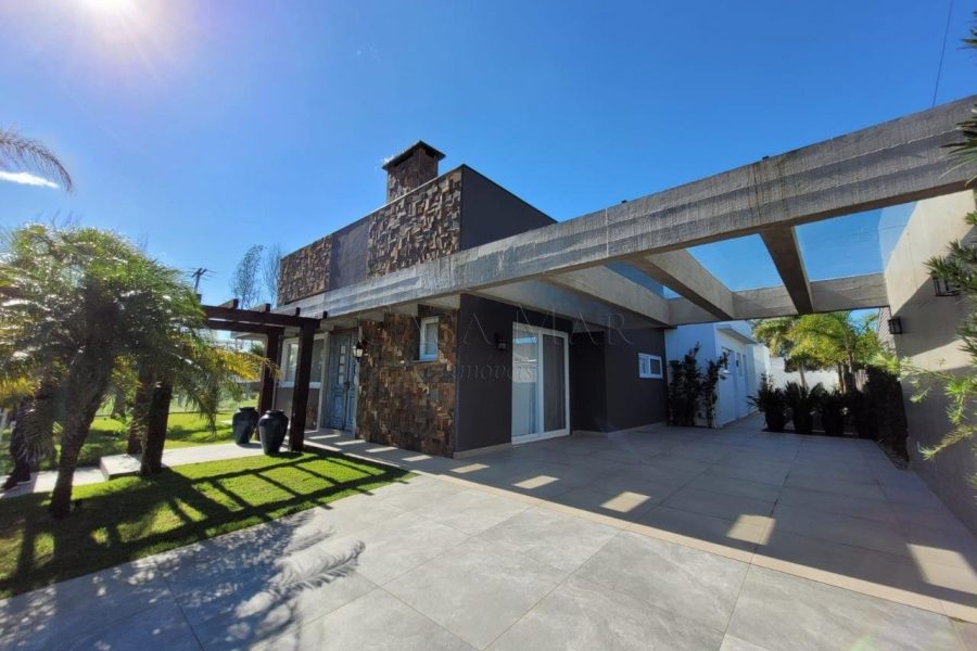 Casa à venda com 270m², 4 quartos, 4 suítes, 2 vagas no bairro Atlântida em Xangri-Lá - Foto 1