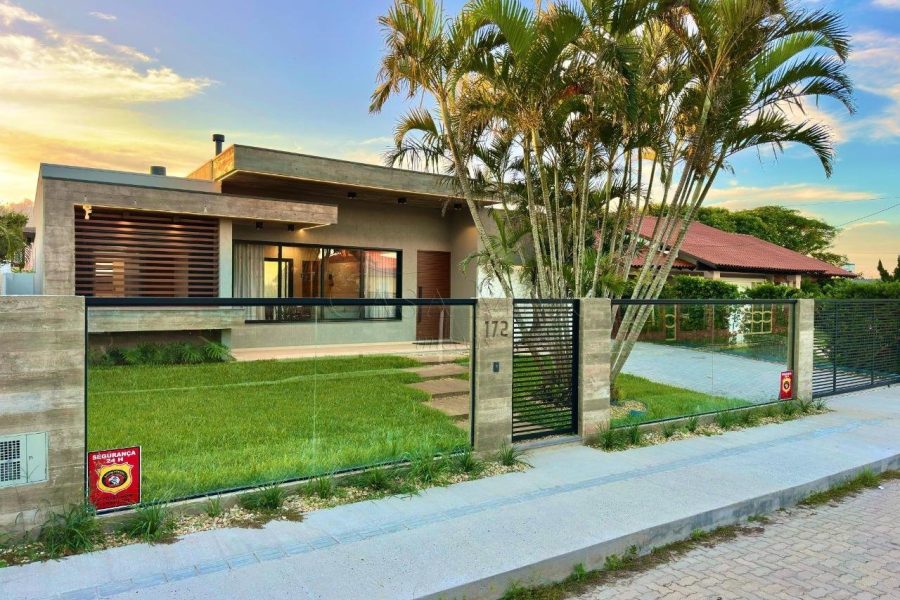 Casa à venda com 260m², 5 quartos, 4 suítes, 2 vagas no bairro Atlântida em Xangri-Lá - Foto 1